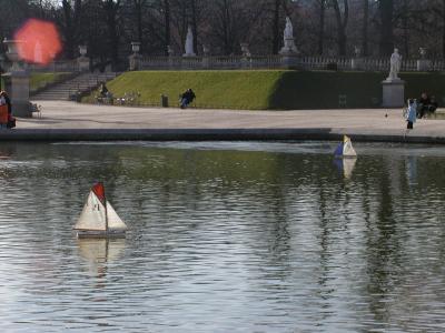 remote controlled boats in luxembourg gardens