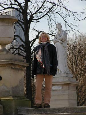 u38/richk/medium/24859776.PC308141galinaandpensiveroyaltystatue.jpg