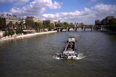 tugboat on the seine.jpg
