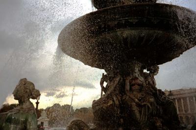 place de la concorde fountain in rain.jpg