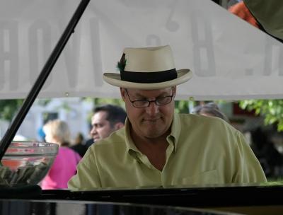 Ann Arbor Art Fairs - Piano man