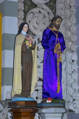 lifelike statues inside the cathedral