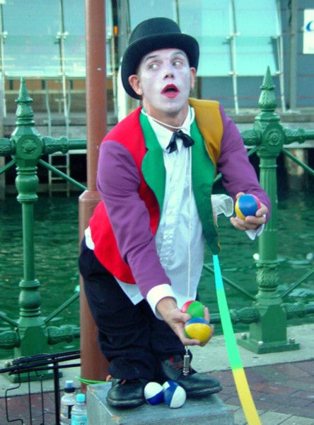 <b>Midget Juggler</b><br><font size =1>by Ric Skilton</font>