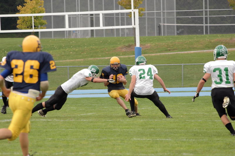 Sam Thomas tackling the ball carrier after a kickoff