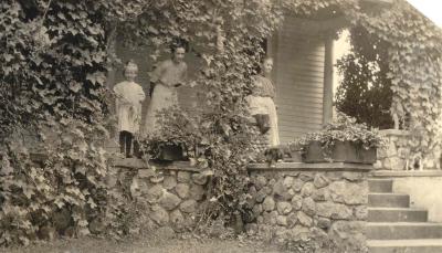 1902 - Gramma Maud Virginia and Dorothy.jpg