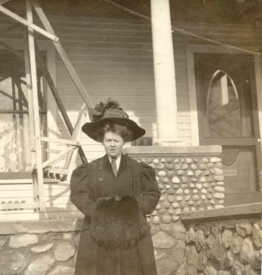 1904 - Mother  Sarah Wisner  house on Welles Street.jpg