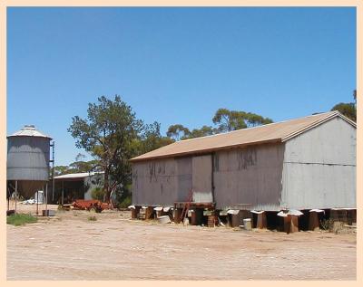 u38/yvonneii/medium/25115074.Australianfarmyardoutbuildings4.jpg