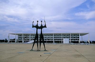Praça dos três poderes, detalhe da escultura os Candangos com Palácio do Planalto ao fundo