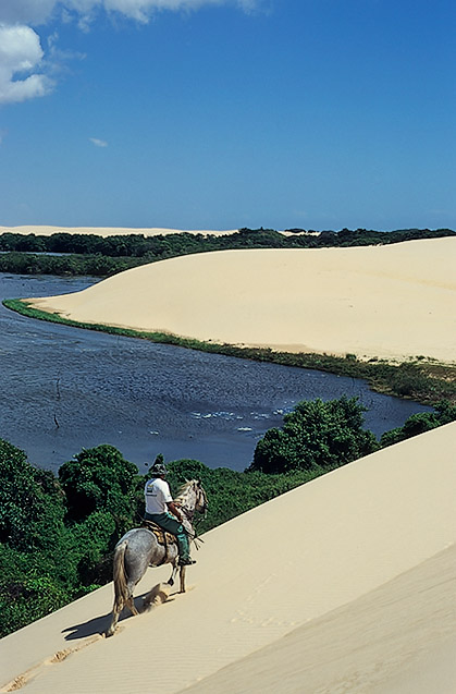 Passeio de cavalo na ilha do caju