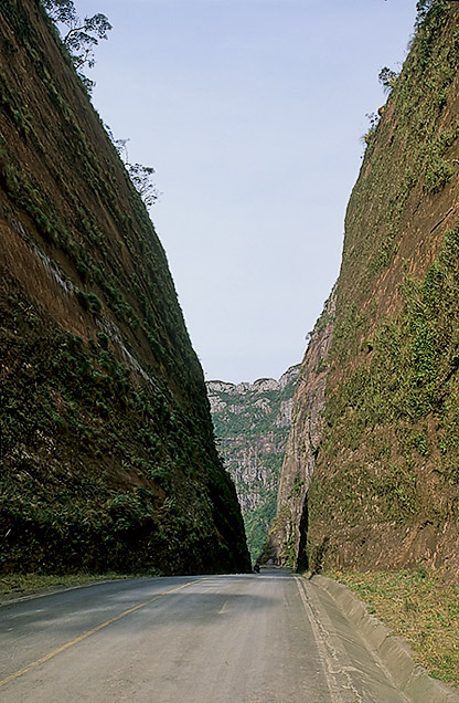 Serra do Corvo Branco, detalhe corte vertical de 90 metros.jpg