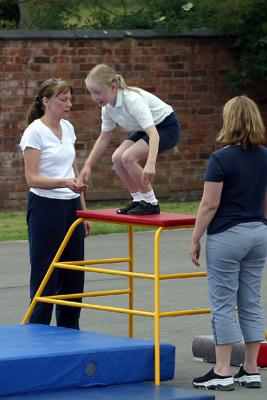 u39/anmb1/medium/39411249.schoolsportsday2003162.jpg