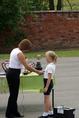 u39/anmb1/medium/39411268.schoolsportsday2003181.jpg