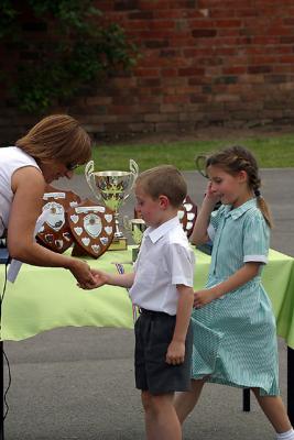 u39/anmb1/medium/39411302.schoolsportsday2003215.jpg