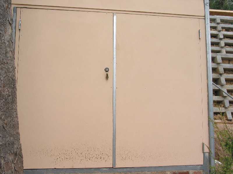 lower set of barn doors secure
