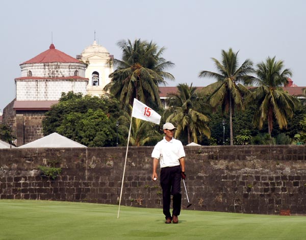 Golf along the walls, Manila