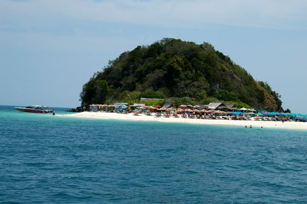 Ko Khai Nok has a small developed beach