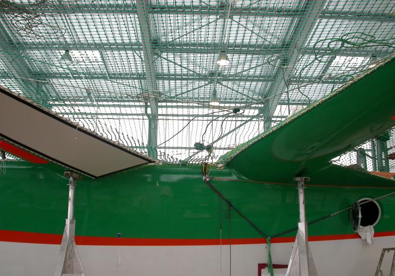 Le trimaran Groupama 2 en cours de finition à Lorient