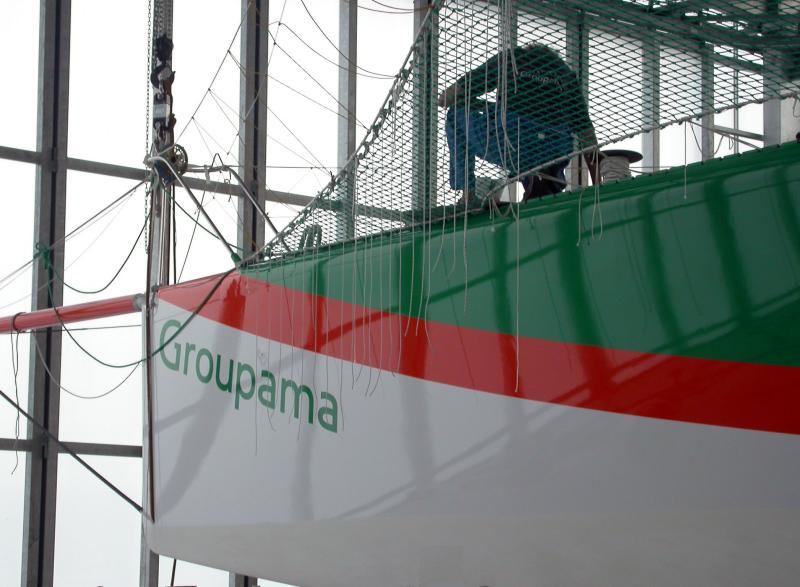Le trimaran Groupama 2 en cours de finition à Lorient