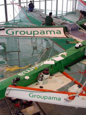 Le trimaran Groupama 2 en cours de finition  Lorient