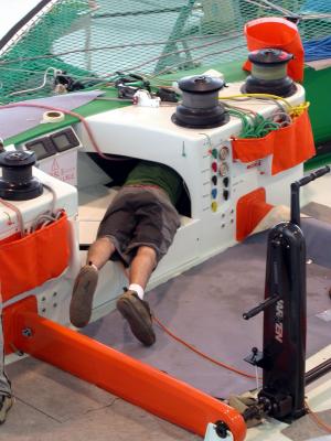 Le trimaran Groupama 2 en cours de finition à Lorient