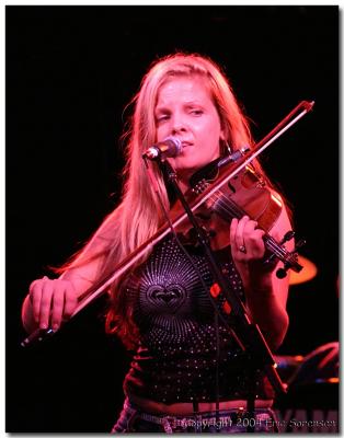 Theresa Andersson with violin.jpg