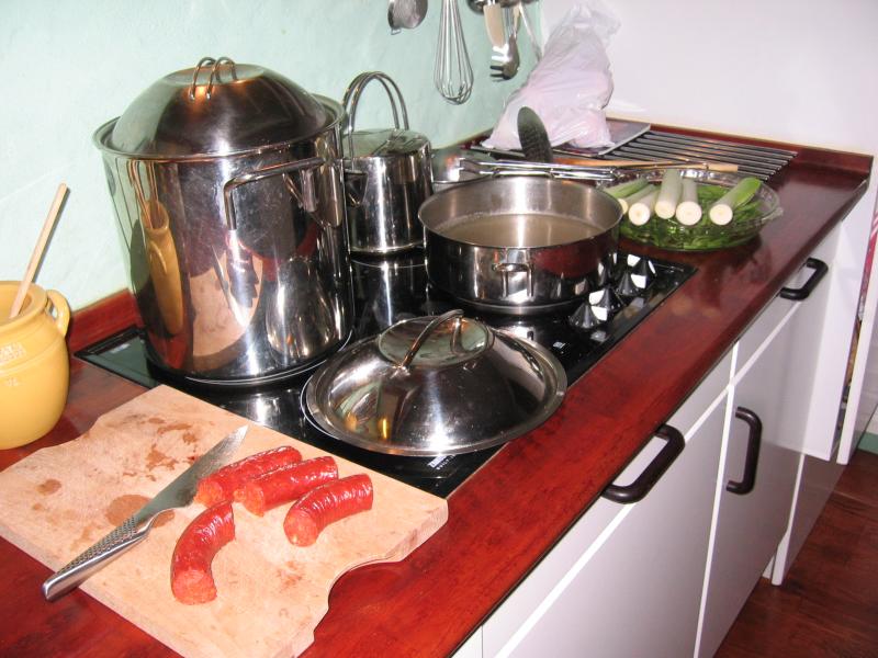 No es un gran misterio.  Todo tiene que hervir.  Tal vez lo mas dificil sea cuando poner los ingredientes en el agua.