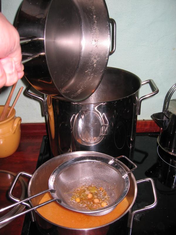 Sacar caldo de la cacerola grande, colarlo en cazo aparte que sera para la sopa.