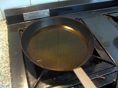 Calentar en una sarten aceite de oliva para freirlas