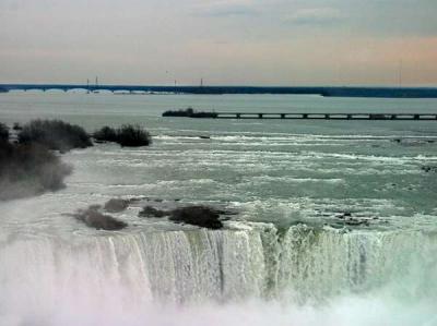 u39/geminigeo/medium/39392491.10D0412041427NiagaraFallsovercastweb.jpg