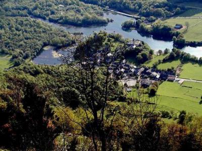 Le village de Castet et son lac