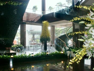 Hua Ting Hotel foyer, with happy Australian tourist (Catherine)