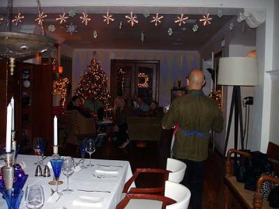 u39/oandreu/medium/25268684.P1180024davidservingkfc.jpg