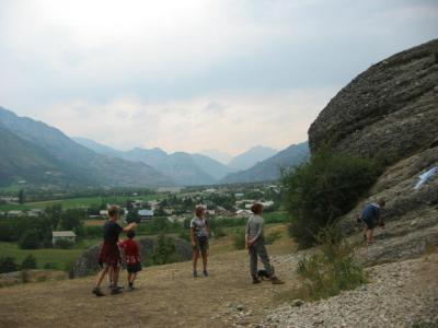 la zona sotto il forte Vauban - sullo sfondo al valle verso il monginevro.JPG