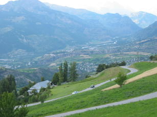 Guillestre - Month dauphin e la zona del campeggio visti dalla strada che sale al passo di Vars 2002.JPG