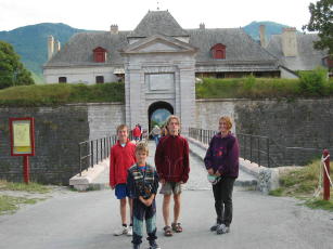 ingresso al forte sul Mont dauphin - 2002.JPG