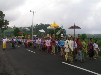 Procession on the way back to Tirtangga after collecting the holy water