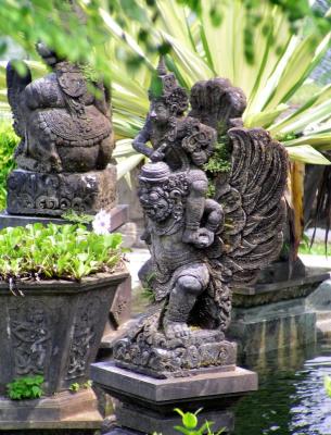 One of the statues encircling the Pagoda