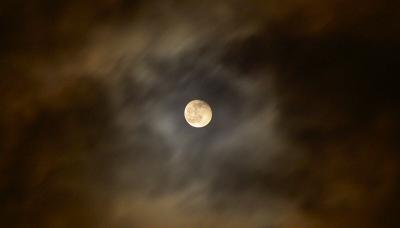 Clouds rushing by the moonby Ren Kreijveld