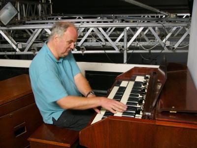 357-Chris on one of his Hammond Orgel