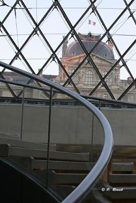 La rampe dans la pyramide du Louvre