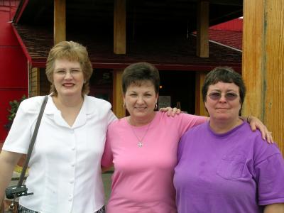 Marilyn , Betty  & Yvonne  in Tx-Aug-04