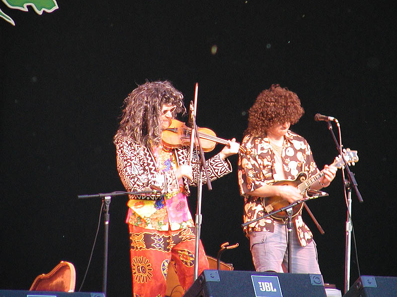 A-fiddlin and a-pickin