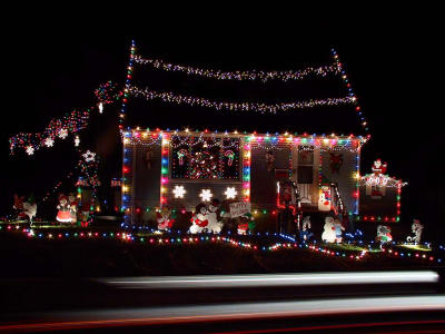 Passing car.xmas lights.jpg