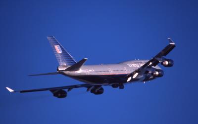 N180UA  United Airlines B747-400 Climbing out of SYD.jpg