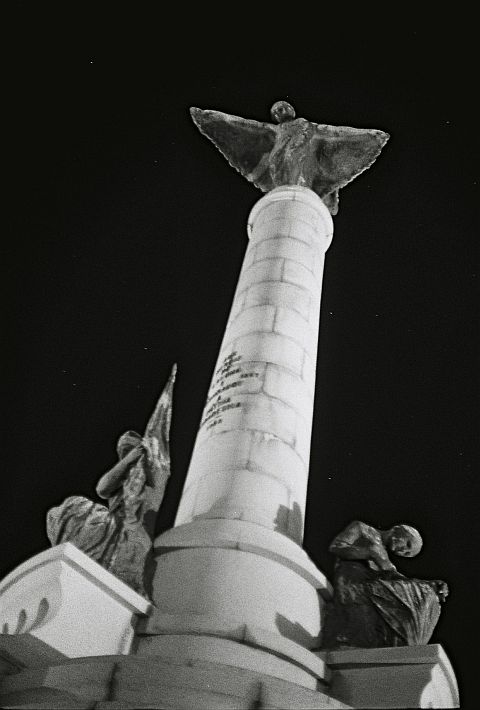 Monumento aos Heris de Laguna e Dourados - Noturno