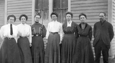 Henry C.W. Eckey kids spouses:  Alma, Hannah, Edith, Mattie, Mary, & Millie Eckey, Fred Anderson abt. 1909.jpg