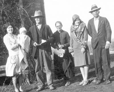 Beda & child, James, Viola, Rosa, & William Mayner.jpg