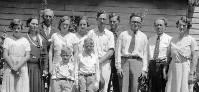 Bernice, Vady, Joseph Leander, Edith, Virginia, Vincent, Newman, Moody, Herbert, Woodworth, front: Quince, Lucas Kimes 1932.jpg