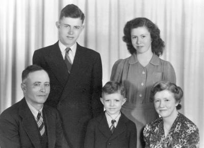 Richard, Doris, Emmett, David and Mignon (Peterson) Kimes abt. 1944.jpg