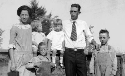 Sylvine, William Cleo, Vearl Ky, Edith Juanita, Loransie Dowe, & Raymond Dowe Coatney, 1923.jpg